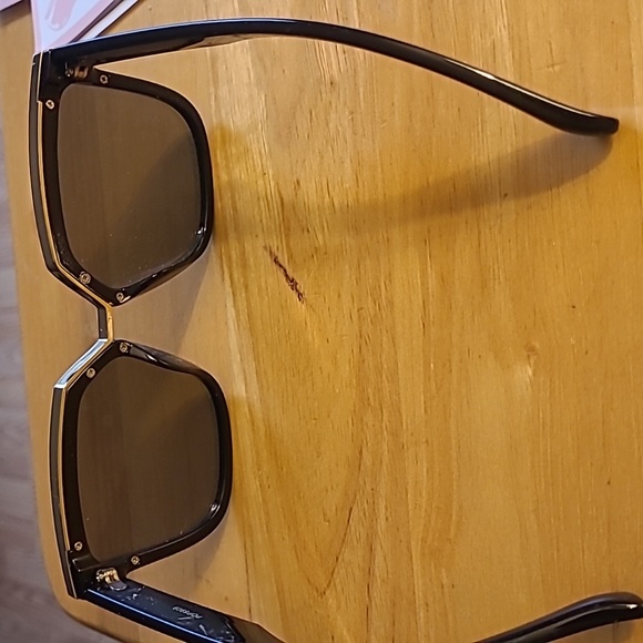 Sunglasses - Picture 3 of 4